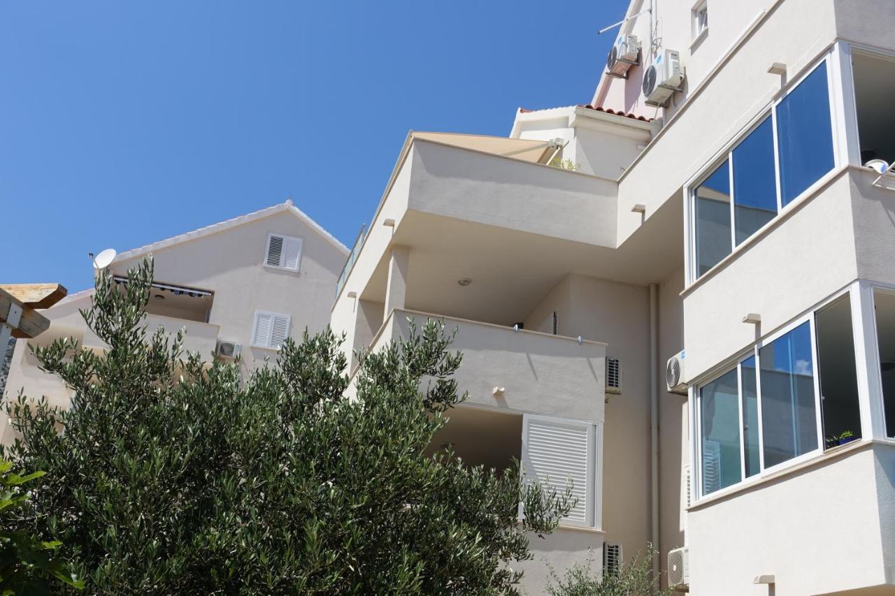 New And Modern Apartment Karavona Bol Exterior photo