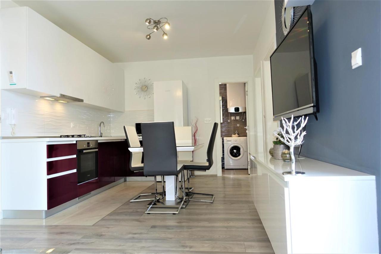 New And Modern Apartment Karavona Bol Exterior photo