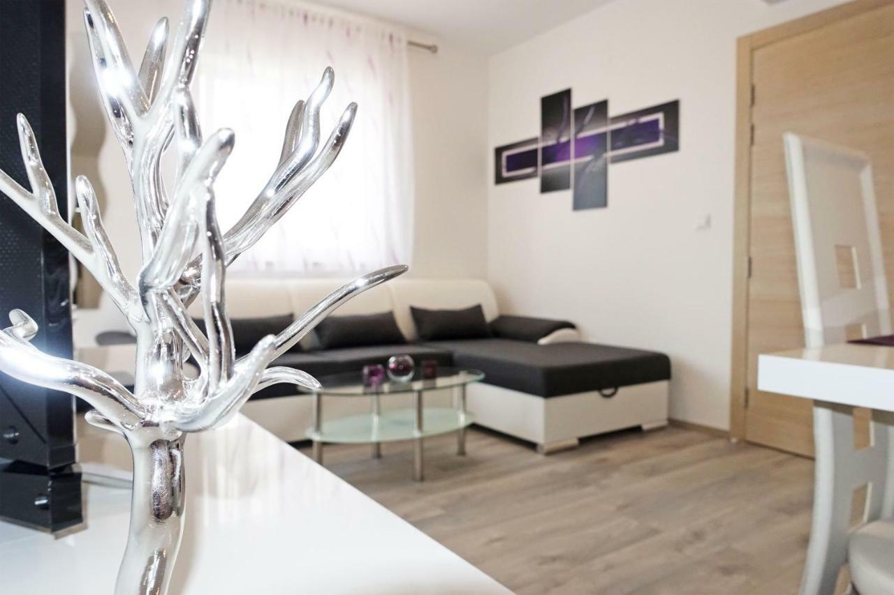 New And Modern Apartment Karavona Bol Exterior photo